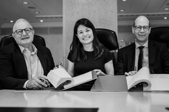 Photo de signature de gauche à droite :Dirk Schuldes, responsable mondial de l'hôtellerie et du shopping, Commerz Real
Kimberly Coari, vice-présidente, gestion d'actifs Europe, Hilton
Andreas Rauch, responsable mondial de la construction et du développement, Commerz Real
Crédit photo : Florian Paulus / Hines & Commerz Real