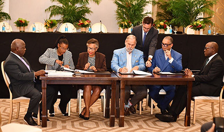  Sur la photo, de gauche à droite : l'honorable Philip Davis, Premier ministre et ministre des Finances ; Phylicia Woods-Hanna, directrice des investissements ; la secrétaire du Cabinet, Nicole Campbell ; Graeme Davis, président de Baha Mar ; Alistair Chisnall, associé, GrahamThompson ; Sandy Sands, vice-président principal de Baha Mar ; et l'honorable Chester Cooper, vice-premier ministre et ministre du Tourisme, des Investissements et de l'Aviation.