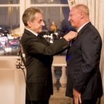 Le Président Sarkozy remettant la Légion d'honneur à Éric Frechon