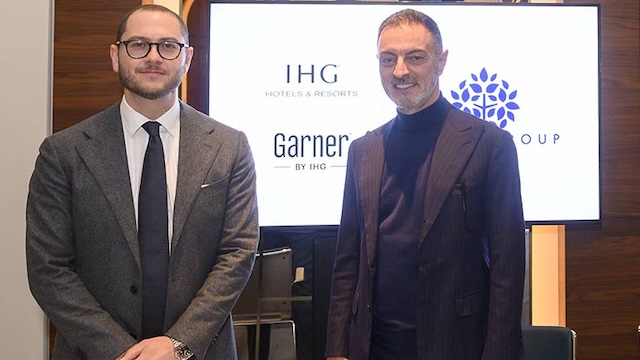 Image (de gauche à droite) : Fabrizio Piolanti (directeur du développement, IHG Hotels & Resorts) et Emidio Pacini (propriétaire et PDG, Pacini Group Spa) 
