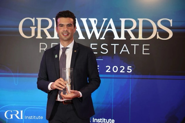 Award accepted by Fernando Herrera-Lasso (Hotel 101) @ credit GRI Hub
