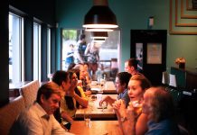 Restaurants : la crise sanitaire fait-elle gonfler l’addition ?