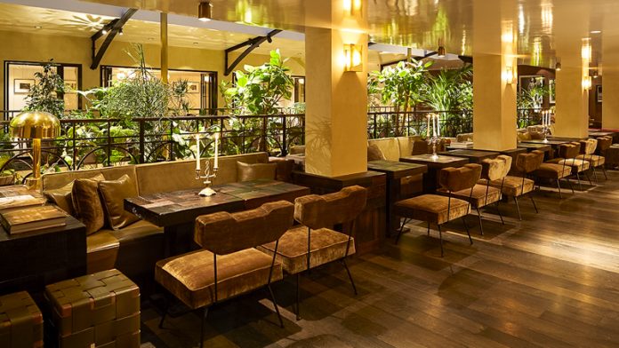 En 2015 en collaborant avec Michel Besmond alors DG du lieu, la décoratrice Laura Gonzalez avait su redonner un second souffle à l'Alcazar Paris