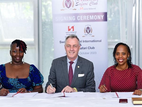 Les directrices, Clare Njeri Githunguri et Lilian Joy Nyagaki Githunguri, avec Laurent Voivenel@ credit swiss-belhotel-international-continues-expansion-in-africa-with-second-property-in-nairobi