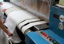 Perspective | La blanchisserie, vers une reprise en main par les hôteliers ? Presse à rouler pour séchage et repassage @ credit Depositphotos