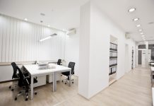 Coworking & Hôtellerie | Avec la faillite annoncée de Wework, le coworking hôtelier futur échec ? Modern office @ credit Depositphotos