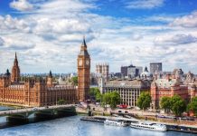 Ouvertures, Royaume-Uni • Irlande | IHG renforce sa présence avec la signature de plus de 1 000 chambres Big Ben, Westminster Bridge on River Thames in London, the UK. Sunny day @ credit Deposit Photos