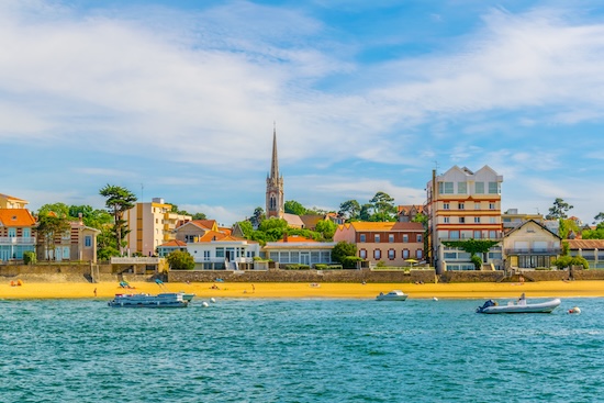 Arcachon avec Les Vagues, à droite @ credit Depositphotos