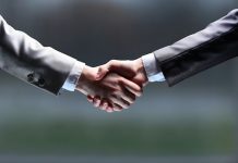 Transaction, Singapour | Collective Hospitality acquiert Selina Hospitality ! The businessman. Hand for a handshake. The conclusion of the transaction. @ credit Depositphotos