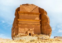 Arabie Saoudite, Justice | Le Directeur de la commission Royale « AlUla » arrêté pour blanchiment d’argent ! Entrance to the Tomb of Lihyan, son of Kuza carved in rock in the desert, Mada'in Salih, Hegra, Saudi Arabia @ credit Depositphotos