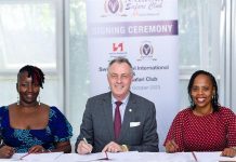 Rebranding mars 2024, Kenya | Swiss-Belhotel International signe un deuxième hôtel à Nairobi Les Directrices du groupe Mukawa Mesdames Clare Njeri Githunguri (left) et Madame Lilian Joy Nyagaki Githunguri (right) signent l'accord de gestion aux côtés de Laurent Voivenel @ credit Swiss-Belhotel International