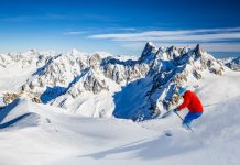 Économie, Plein Air | 4 opérateurs touristiques reprennent les villages de Touristra Vacances Skiing Vallee Blanche Chamonix with amazing panorama of Grandes Jorasses and Dent du Geant from Aiguille du Midi, Mont Blanc mountain, Haute-Savoie, France @ credit Depositphotos