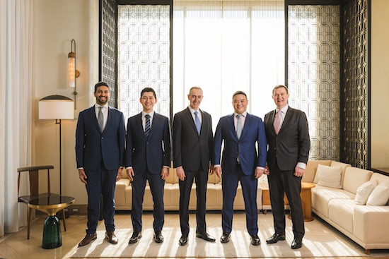 Signature de l'accord entre IHG et Axe Management. De gauche à droite, Abhijay Sandilya (directeur général - Japon et Micronésie, IHG), Sam Lau (fondateur et associé directeur, Axe Management), Elie Maalouf (PDG, IHG), Gary Kwok (fondateur et PDG, Axe Management), Kenneth Macpherson (PDG - Europe , Moyen-Orient, Asie et Afrique, IHG). @ credit Axe Management Partners