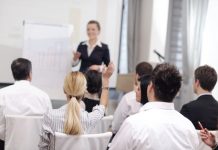 Formation, Québec | L’ITHQ crée un catalogue formation dédié à l’hôtellerie/restauration business people group at meeting seminar presentation in brigt conference room @ credit Depositphotos