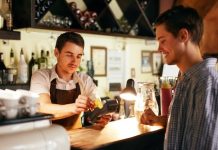 Polémique | Pourboires digitalisés, chronique d’un désastre annoncé ? Encaissement des pourboires sur TPE @ credit Depositphotos