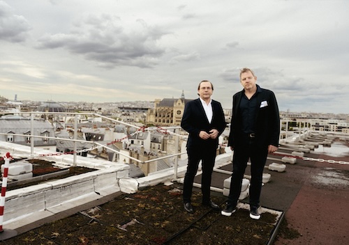 Federico J. González, Vice-Président exécutif de Radisson Hotel Group et Thierry Cahierre, Président de Redevco France sur les toits du futur Radisson Collection