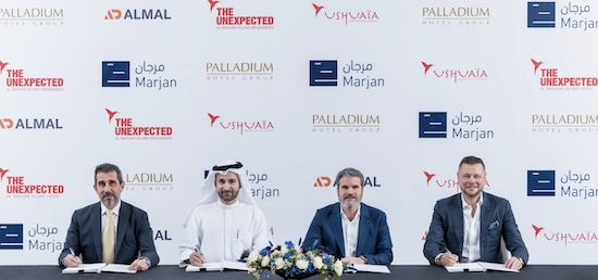 Signature de l'accord avec, de droite à gauche, Dmitriy Starovoitov, Jesús Sobrino, Abdulla Al Abdouli et Khaled Assaf, Commercial Director, Al Marjan Island.