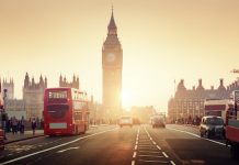 Transaction, Londres, UK | Ares Real Estate et son partenaire EQ Group acquièrent 18 hôtels ! Westminster Bridge at sunset, London, UK @ credit Depositphotos