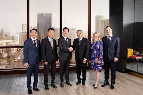 Cérémonie de Signature Curio Collection by Hilton © 2024 Hilton