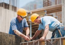 Région, projets | Angers-Briançon-Beaune-Toulon Authentic construction workers collaborating in the installation of cement formwork frames