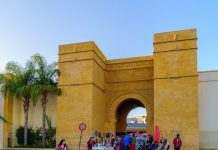 Ouverture 1er juillet, Maroc | Soft opening pour « Le Royal Mansour Tamuda Bay », dernier né Royal Mansour Collection Casablanca, Morocco - March 29, 2023: Street view with Bab lakir gate, locals, and visitors, in Casablanca, Morocco