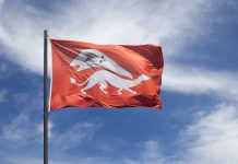 Bretagne | À Vannes, un hôtel 4 étoiles de 70 chambres prévu au port pour 2029 Flag of the city of Vannes waving in mid air @ credit Depositphotos