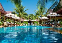 Piscines d’hôtels, Canada | Face à la pénurie de sauveteurs, la législation canadienne évolue, une piste pour la France ? Piscine d'hôtel @ credit Depositphotos