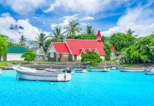 Dossier Île Maurice | Le légendaire accueil mauricien en danger ? Landscape with Red church at Cap Malheureux village, Mauritius Island
