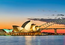 Fin février 2026, Eatertainment | Le leader SRG ouvre son premier restaurant d’hôtel au Langham Sydney Sydney. New South Wales. Australia. The Opera House at sunset and the harbour bridge
