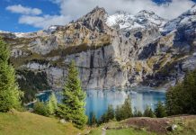 Suisse | En Suisse, pas de surtourisme en vue mais une régulation serait opportune ! Supprimer l'arrière-plan Enregistrer Part Échantillon Incroyable Oeschinnensee turquoise dans les Alpes suisses, @ credit Depositphotos