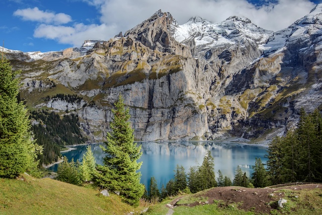 Supprimer l'arrière-plan Enregistrer Part Échantillon Incroyable Oeschinnensee turquoise dans les Alpes suisses, @ credit Depositphotos