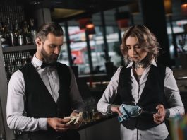 Actualité | Fiscalisation des pourboires : l’UMIH alerte sur les risques pour le HCR Partage des pourboires @ credit Depositphotos