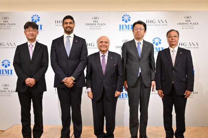 Au milieu, Abhijay Sandilya (IHG) et Hira Ryuko (HMI)@ credit OfficialPhotoFromPressEvent