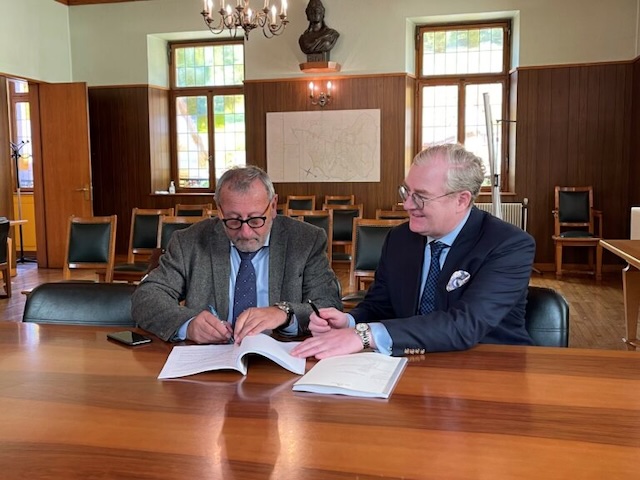 Martin Smura (veste bleue), PDG de Grand Metropolitan Hotels, et Robert Egelé (à g.), propriétaire de l’ancien centre médical du Salem@ credit GMH