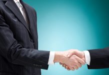 Développement, Péninsule Ibérique | Wyndham et Soliteight prévoient 40 nouveaux hôtels Super 8 pour conquérir l’Espagne et le Portugal business man positive deal with handshake isolated