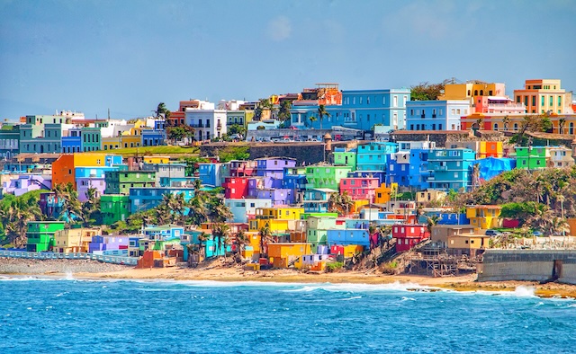 Maisons colorées bordent la colline surplombant la plage de San Juan, Puerto Rico @ credit Depositphotos