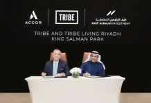 Arabie Saoudite | Naif Alrajhi Investment et Accor lancent les premiers TRIBE et TRIBE Living dans le pays Cérémonie de signature,Duncan O'Rourke et Naif Saleh Alrajhi, Président-directeur général de Naif Alrajhi Investment
