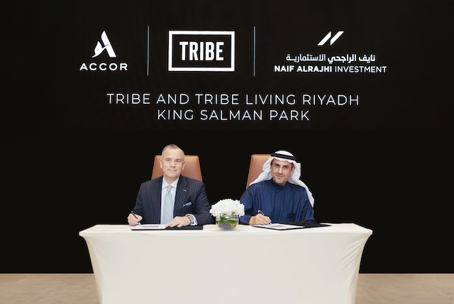 Cérémonie de signature,Duncan O'Rourke et Naif Saleh Alrajhi, Président-directeur général de Naif Alrajhi Investment