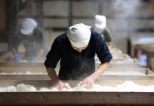 Japon | Le savoir-faire japonais du saké inscrit au patrimoine de l’UNESCO Fabrication du saké, illustration ©Agency for Cultural Affairs, Government of Japan. All Rights Reserved