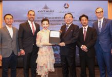 Thaïlande, Ouvertures 2028 | Hotel Okura et Asset World Corporation vont ouvrir des « ryokan » à Chiang Mai et Bangkok Wallapa Traisorat (au centre à gauche), PDG d'Asset World Corporation, et Toshihiro Ogita (au centre à droite), président d'Hotel Okura, lors de la cérémonie de signature (Photo : Business Wire)