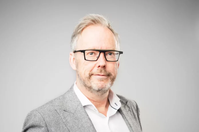 Jos Vranken nommé nouveau président du conseil d'administration de l'école hôtelière de La Haye.webp