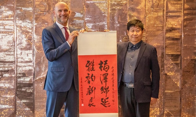 Artyzen-Hospitality-Group-Expands-to-Xian-with-New-Luxury-Lifestyle-Hotel_Celebrating-the-signing-of-the-Artyzen-Xian-hotel-management-agreement