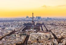 Étude HVS | L’hôtellerie européenne résiste et a poursuivi sa croissance en 2024 Aerial sunset view of Paris with Eiffel tower, France.
