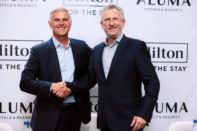 Signature du contrat Hilton Athens - Chris Nassetta, président et directeur général de Hilton et Lior Raviv, directeur général de la chaîne hôtelière Isrotel