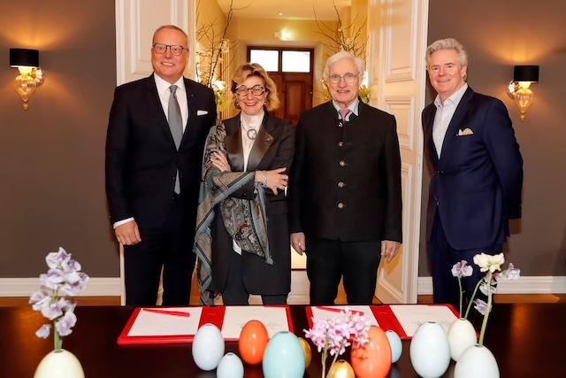 De gauche à droite : Holger Schroth, directeur régional de l'hôtel Vier Jahreszeiten Kempinski München / Kempinski Hotel Berchtesgaden / Kempinski Hotel Das Tirol, Barbara Muckermann, directrice générale du groupe Kempinski Hotels, SAR le Prince Luitpold von Bayern, Anders Thomas, PDG de Porzellan Manufaktur Nymphenburg