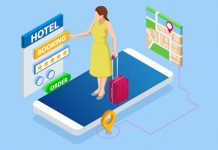 Italie, Tech’& Distrib’ | Bientôt sur le marché français, ErmesHotels a rejoint le groupe Blastness Isometric online hotel booking concept. Young woman holding