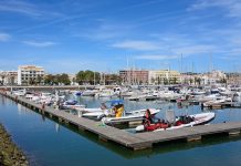 Ouverture T2 2027, Portugal | Hilton signe le Conrad Meia Praia Algarve, nouveau resort de luxe au Portugal View of boats and yachts moored in the marina de Lagos, Lagos, Algarve, Portugal, Europe.