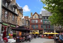 Transition durable, Bretagne | 28 % des hébergements touristiques de la métropole de Rennes engagés dans une démarche durable Place Sainte-Anne, Rennes @Depositphotos