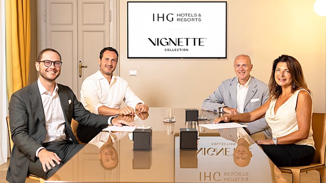 Image : Devant gauche : Fabrizio Piolanti (directeur du développement, IHG Hotels & Resorts), derrière gauche : Guillermo Pérez Palacios (PDG, Panoram Hotel Management), devant droite : Nadia Perna (propriétaire de Blu Lava Resorts) et derrière droite : Fabrizio Trimarchi (directeur du développement, Panoram Hotel Management).