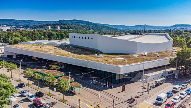 Par Hallo Halle — St. Jakobshalle Basel Aussenansicht # CREDIT Travail personnel, CC BY-SA 4.0, https://commons.wikimedia.org/w/index.php?curid=132196273